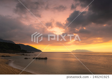 Sea turtle nesting grounds at Nagata Inakahama, Yakushima Island, evening view (summer) Sea turtle nesting grounds at Nagata Inakahama, Yakushima Island, evening view (summer) 140241925