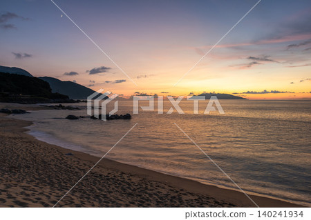 Sea turtle nesting grounds at Nagata Inakahama, Yakushima Island, evening view (summer) Sea turtle nesting grounds at Nagata Inakahama, Yakushima Island, evening view (summer) 140241934