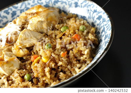 麻婆豆腐炒飯,黑色背景。 麻婆豆腐炒飯,黑色背景。 140242532