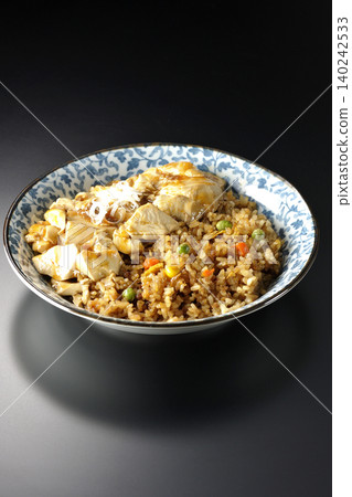 麻婆豆腐炒飯,黑色背景。 麻婆豆腐炒飯,黑色背景。 140242533