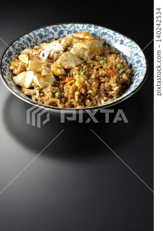 麻婆豆腐炒飯，黑色背景。 140242534