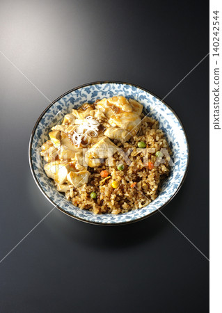 麻婆豆腐炒飯,黑色背景。 麻婆豆腐炒飯,黑色背景。 140242544