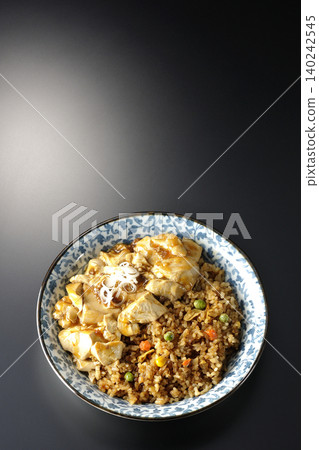 麻婆豆腐炒飯，黑色背景。 140242545