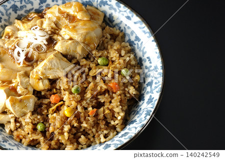 麻婆豆腐炒飯，黑色背景。 140242549
