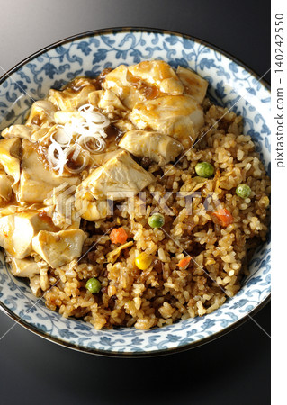 麻婆豆腐炒飯,黑色背景。 麻婆豆腐炒飯,黑色背景。 140242550