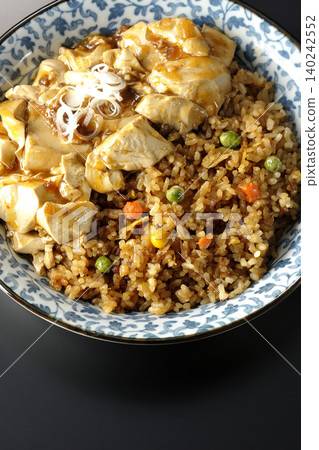 麻婆豆腐炒飯,黑色背景。 麻婆豆腐炒飯,黑色背景。 140242552