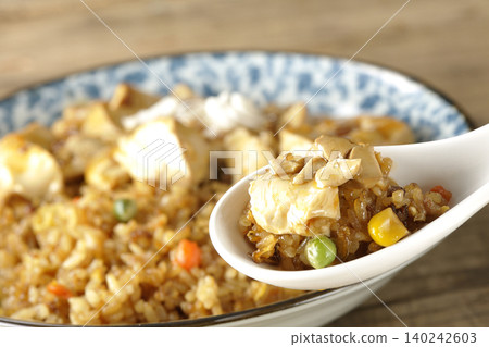 I ate fried rice with mapo sauce. I ate fried rice with mapo sauce. 140242603