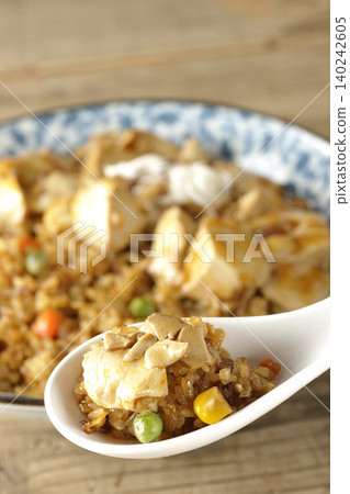 I ate fried rice with mapo sauce. I ate fried rice with mapo sauce. 140242605