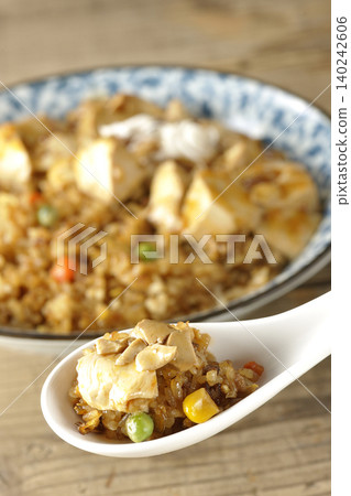 我吃了麻婆炒飯。 我吃了麻婆炒飯。 140242606