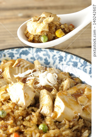 I ate fried rice with mapo sauce. I ate fried rice with mapo sauce. 140242607