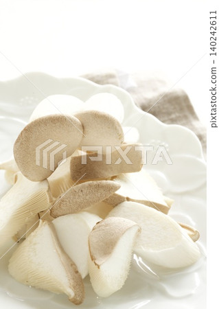 Cut Ellingie Cut Ellingie 140242611