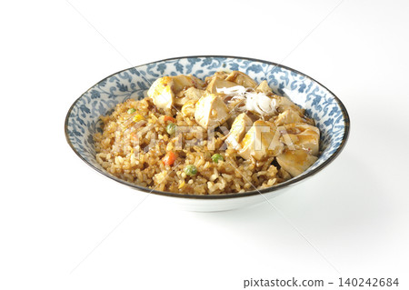 白色背景上的麻婆豆腐炒飯照片。 白色背景上的麻婆豆腐炒飯照片。 140242684