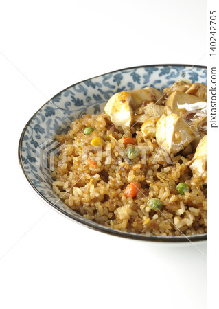 白色背景上的麻婆豆腐炒飯照片。 白色背景上的麻婆豆腐炒飯照片。 140242705