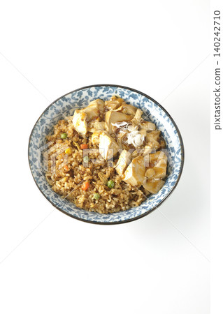 白色背景上的麻婆豆腐炒飯照片。 白色背景上的麻婆豆腐炒飯照片。 140242710