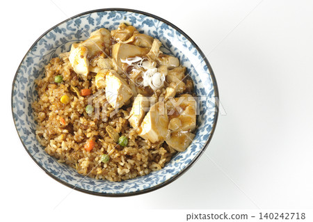 白色背景上的麻婆豆腐炒飯照片。 白色背景上的麻婆豆腐炒飯照片。 140242718