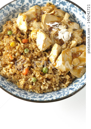 白色背景上的麻婆豆腐炒飯照片。 白色背景上的麻婆豆腐炒飯照片。 140242721