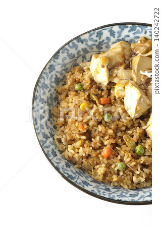 白色背景上的麻婆豆腐炒飯照片。 白色背景上的麻婆豆腐炒飯照片。 140242722