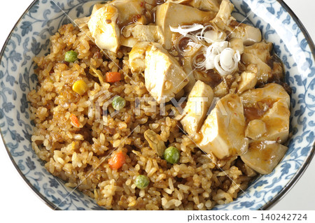 白色背景上的麻婆豆腐炒飯照片。 140242724