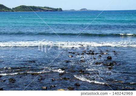 The "Minato no Tatekami Rock," a popular tourist spot in Karatsu City, Saga Prefecture, and the Genkai Sea, a popular surfing spot. 140242969