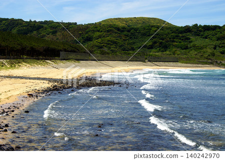 The "Minato no Tatekami Rock," a popular tourist spot in Karatsu City, Saga Prefecture, and the Genkai Sea, a popular surfing spot. The "Minato no Tatekami Rock," a popular tourist spot in Karatsu City, Saga Prefecture, and the Genkai Sea, a popular surfing spot. 140242970