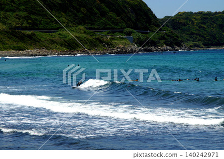 The "Minato no Tatekami Rock," a popular tourist spot in Karatsu City, Saga Prefecture, and the Genkai Sea, a popular surfing spot. The "Minato no Tatekami Rock," a popular tourist spot in Karatsu City, Saga Prefecture, and the Genkai Sea, a popular surfing spot. 140242971
