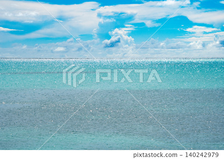 波光粼粼的翠綠色大海和天空，以及地平線。 140242979