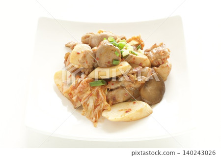 Stir-fried king oyster mushrooms and chicken with kimchi 140243026