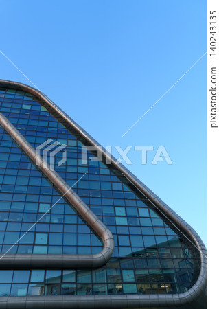 藍天與現代玻璃建築 藍天與現代玻璃建築 140243135