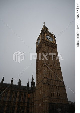 Big Ben in cloudy London 140243158