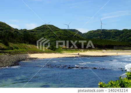 The "Minato no Tatekami Rock," a popular tourist spot in Karatsu City, Saga Prefecture, and the Genkai Sea, a popular surfing spot. The "Minato no Tatekami Rock," a popular tourist spot in Karatsu City, Saga Prefecture, and the Genkai Sea, a popular surfing spot. 140243214