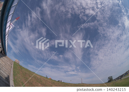 Autumn sky and clouds viewed through a fisheye lens: A scene from the Edogawa riverbank. 140243215