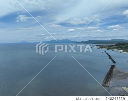 【鳥瞰圖】根島港(鹿兒島縣),日本本土最南端的港口,渡輪在此出發和到達,可遠眺開門山和櫻島。 【鳥瞰圖】根島港(鹿兒島縣),日本本土最南端的港口,渡輪在此出發和到達,可遠眺開門山和櫻島。 140243339