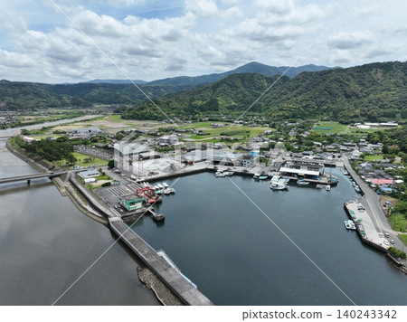 [Aerial view] Nejima Port (Kagoshima Prefecture), the southernmost port on mainland Japan where ferries depart and arrive, with views of Mt. Kaimon and Sakurajima. 140243342
