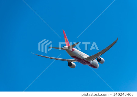 一架客機飛越藍天的圖片—印度航空 一架客機飛越藍天的圖片—印度航空 140243403