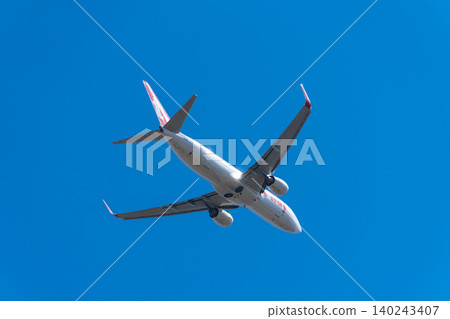 一架客機飛越藍天-德威航空 一架客機飛越藍天-德威航空 140243407