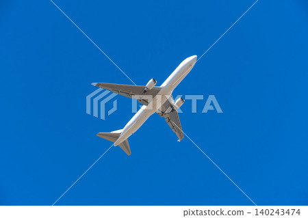 Image of a passenger plane flying through a blue sky - Japan Airlines Image of a passenger plane flying through a blue sky - Japan Airlines 140243474