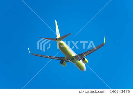 真航空客機飛越藍天的畫面 真航空客機飛越藍天的畫面 140243476