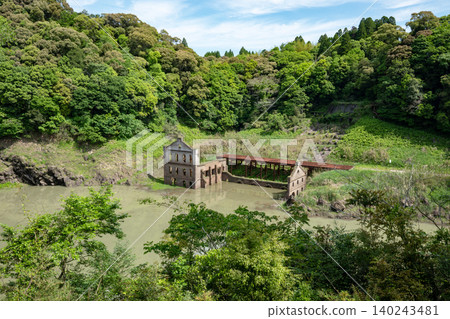 鹿兒島縣 / 清新的綠色植物和索吉發電廠的遺址,宛如電影場景。 鹿兒島縣 / 清新的綠色植物和索吉發電廠的遺址,宛如電影場景。 140243481