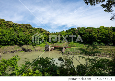 鹿兒島縣 / 清新的綠色植物和索吉發電廠的遺址,宛如電影場景。 鹿兒島縣 / 清新的綠色植物和索吉發電廠的遺址,宛如電影場景。 140243493