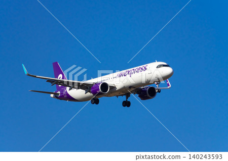 一架客機飛越藍天的圖片 - 香港快運航空公司 一架客機飛越藍天的圖片 - 香港快運航空公司 140243593