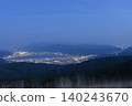 從高峠峠高原看到的夜景：諏訪湖和遠處的城市燈光在藍色的夜空中閃耀。 140243670