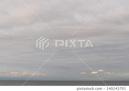 晨曦與柔和的粉彩色光籠罩著如夢似幻的海景。 晨曦與柔和的粉彩色光籠罩著如夢似幻的海景。 140243701