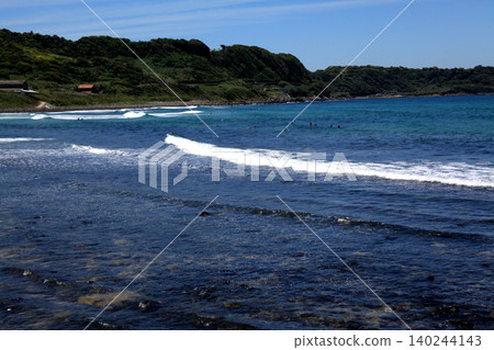 The "Minato no Tatekami Rock," a popular tourist spot in Karatsu City, Saga Prefecture, and the Genkai Sea, a popular surfing spot. The "Minato no Tatekami Rock," a popular tourist spot in Karatsu City, Saga Prefecture, and the Genkai Sea, a popular surfing spot. 140244143