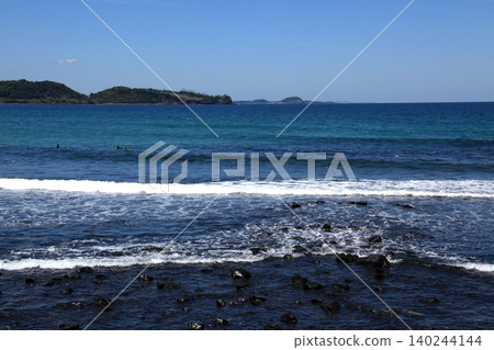 The "Minato no Tatekami Rock," a popular tourist spot in Karatsu City, Saga Prefecture, and the Genkai Sea, a popular surfing spot. The "Minato no Tatekami Rock," a popular tourist spot in Karatsu City, Saga Prefecture, and the Genkai Sea, a popular surfing spot. 140244144
