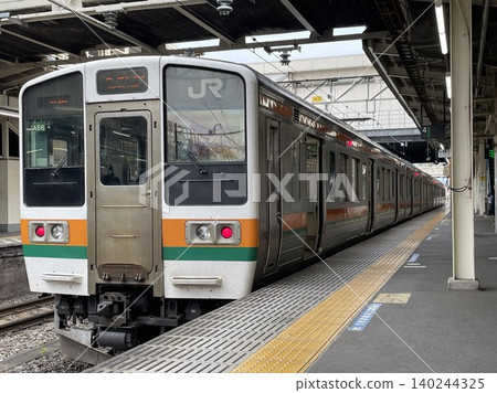 JR東日本211系列車(A56編組)停靠在高崎站。 JR東日本211系列車(A56編組)停靠在高崎站。 140244325