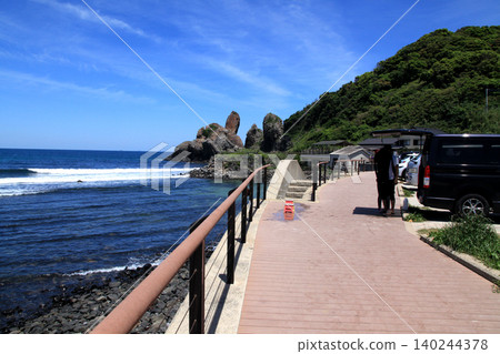 The "Minato no Tatekami Rock," a popular tourist spot in Karatsu City, Saga Prefecture, and the Genkai Sea, a popular surfing spot. The "Minato no Tatekami Rock," a popular tourist spot in Karatsu City, Saga Prefecture, and the Genkai Sea, a popular surfing spot. 140244378