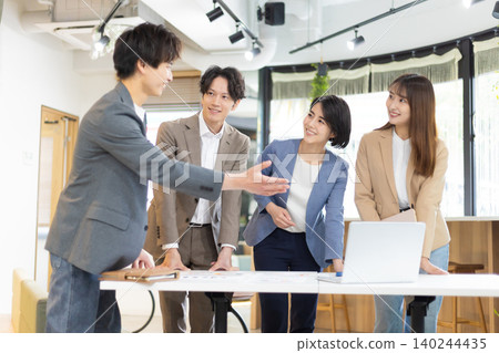 男人和女人玩商務會議 男人和女人玩商務會議 140244435