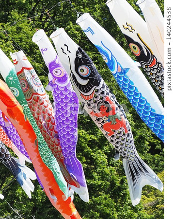 靜岡縣：鯉魚旗在翠綠的水中游動（五月） 140244538