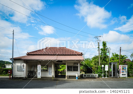 The retro wooden station building retains the atmosphere of the Showa era (Kazusa-Tsurumai Station) 140245121