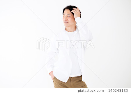 一位身穿白襯衫的年輕中年男子,在白色背景前拍攝的肖像照。 一位身穿白襯衫的年輕中年男子,在白色背景前拍攝的肖像照。 140245183